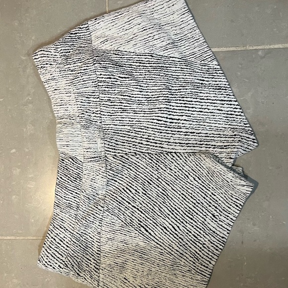 ZYIA women’s white weave texture shorts - Picture 3 of 5